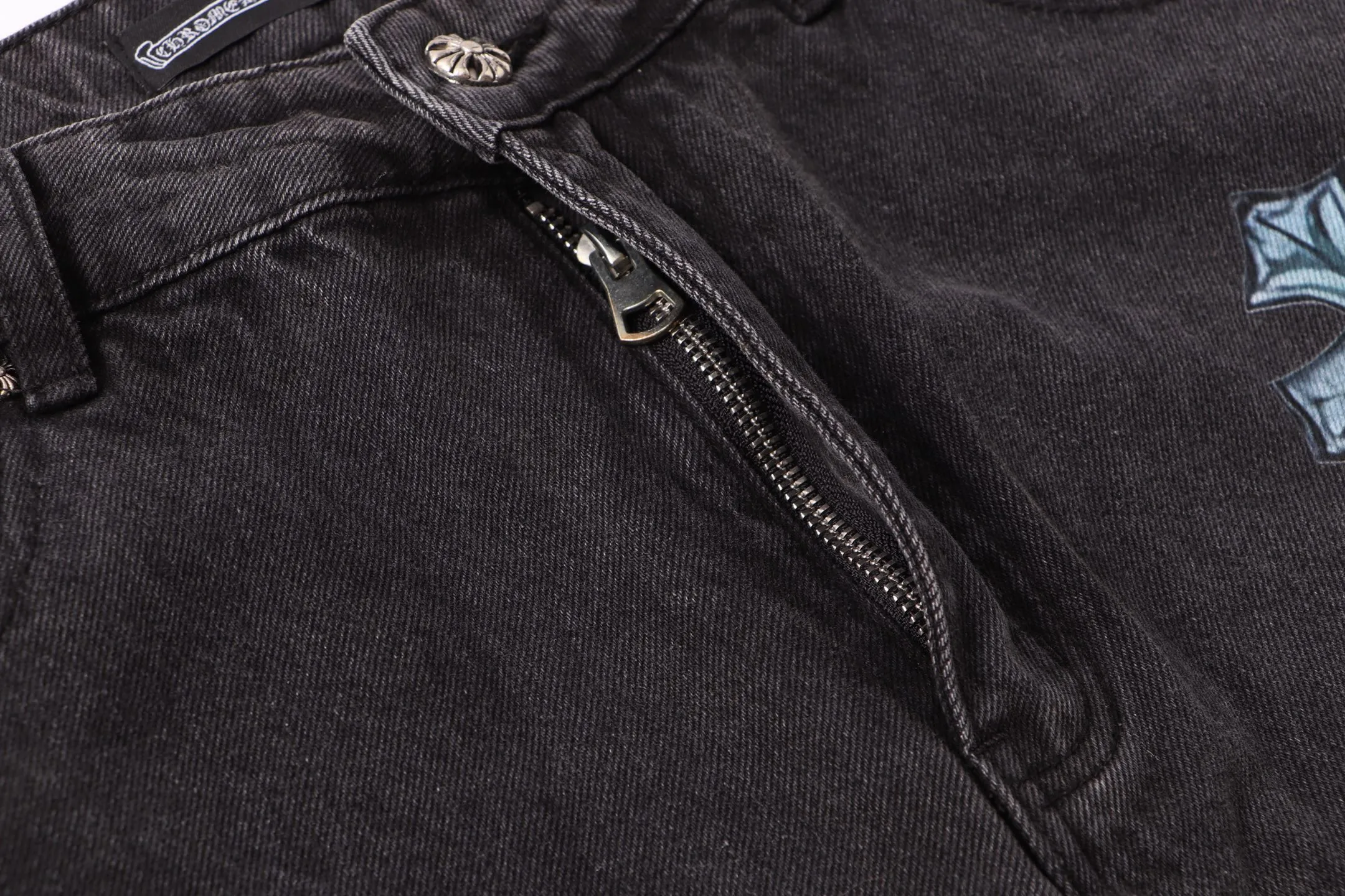 P290 Style number: H73 Crow Heart & 𝐂𝐡𝐫𝐨𝐦𝐞 𝐇𝐞𝐚𝐫𝐭 ss25 black elf print jeans. Styles with different washed textures are very friendly to people with thin legs. The slightly flared version perfectly modifies the leg shape. The timeless and moderate length makes it easy to match and match. It is the basis for various styles and is a must-have in your wardrobe! The fabric is stiff but also makes the upper body soft without losing texture. The washing process is even more perfect. It is a must-have item for everyone! ! ! Washed wheat, hang tag, pants label, three labels complete Color: black Size: 30-32-34-36